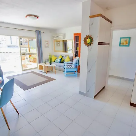 Prime Location: 3 Bedroom/3 Bath+terrace Apartmán