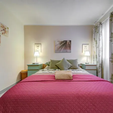 Prime Location: 3 Bedroom/3 Bath+terrace