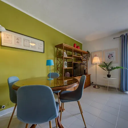 Prime Location: 3 Bedroom/3 Bath+terrace شقة *