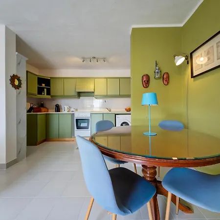شقة Prime Location: 3 Bedroom/3 Bath+terrace *